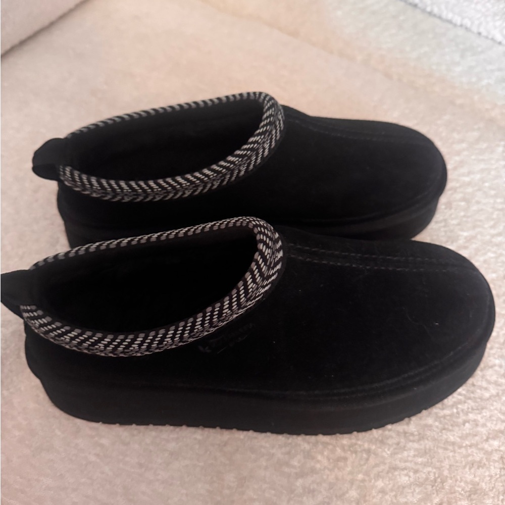 Ugg Koolaburra size 10 New